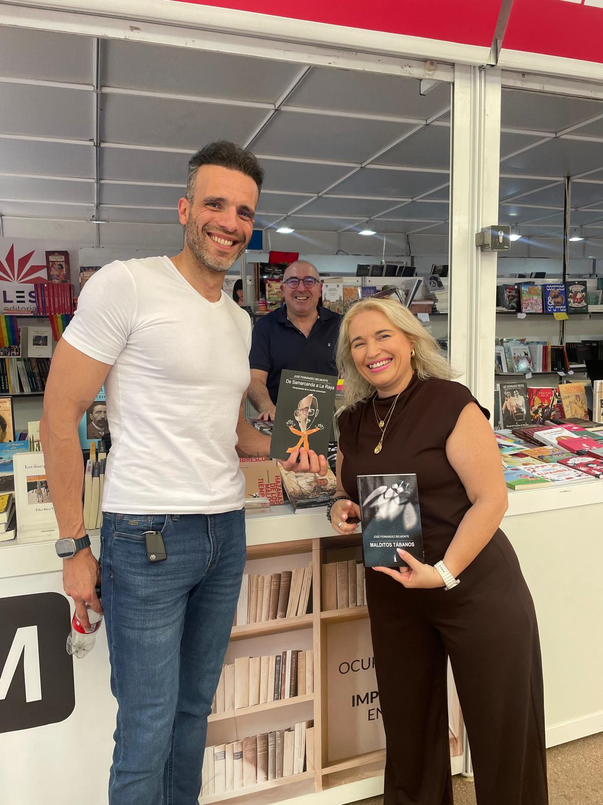 José Fernández Belmonte con lectores y sus libros en la Feria del Libro de Madrid 2026