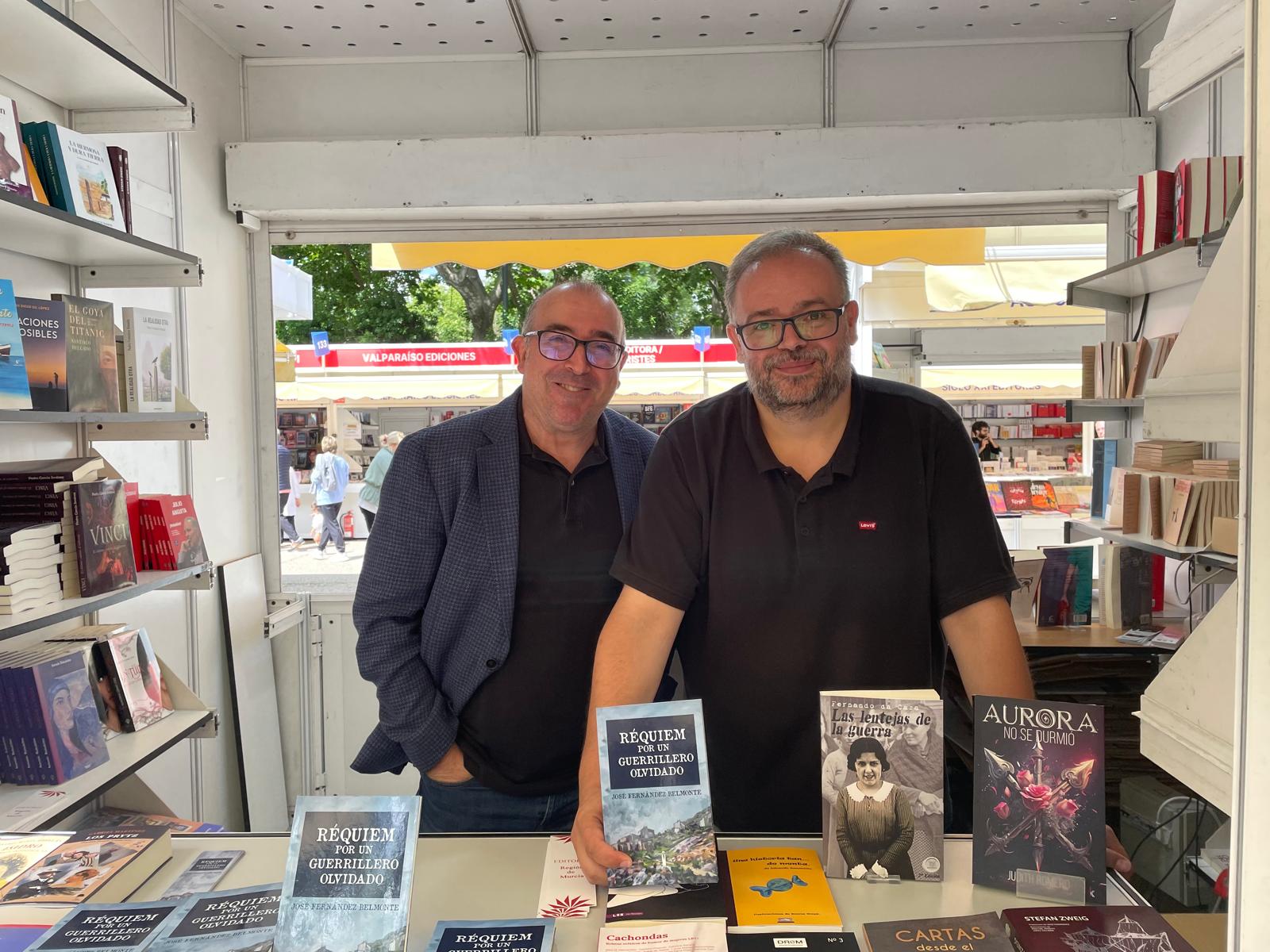 José Fernández Belmonte en una caseta de la Feria del Libro de Madrid 2023