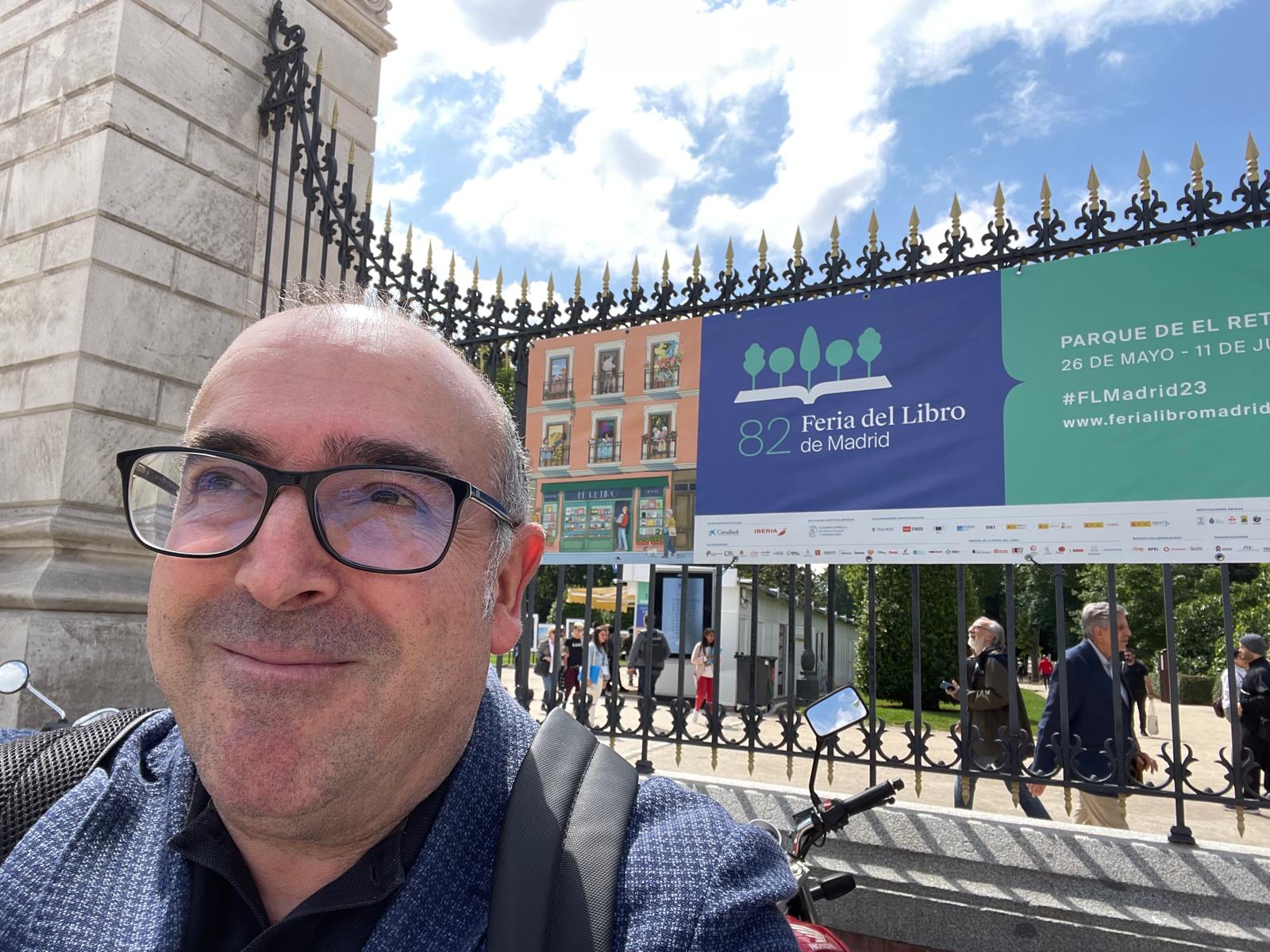 José Fernández Belmonte ante la entrada de la Feria del Libro de Madrid 2023