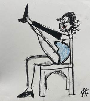 Mujer sentada en una silla con una pierna levantada