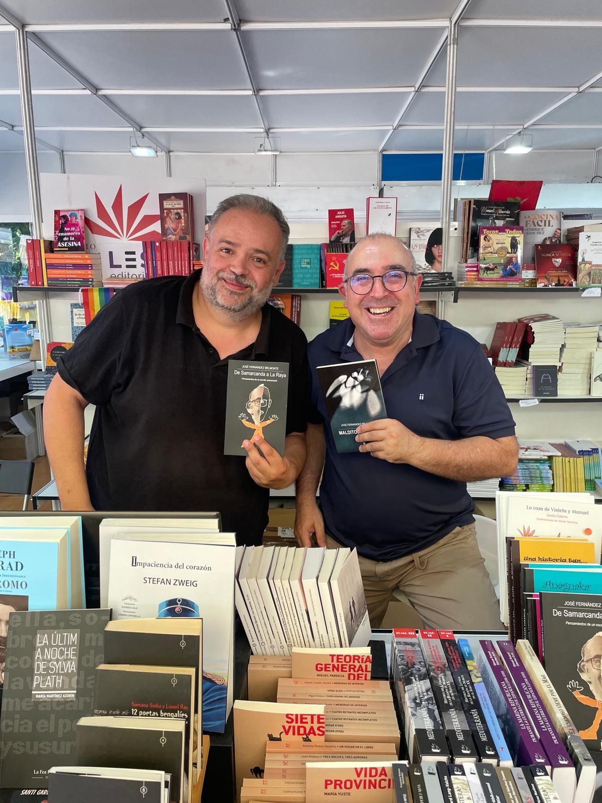 José Fernández Belmonte mostrando sus libros durante la firma de Madrid 2026