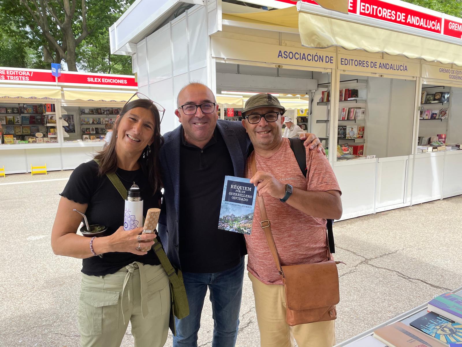 José Fernández Belmonte junto a lectores en la Feria del Libro de Madrid 2023