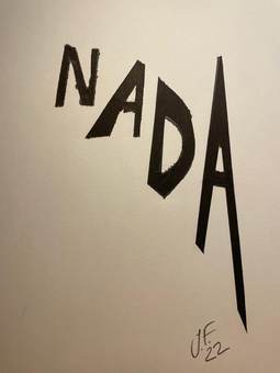 La palabra «nada» recortada en letras negras muy grandes