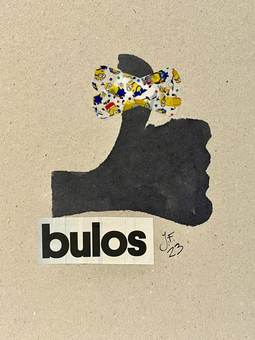 Un pulgar hacia arriba con un lazo de regalo y la palabra «bulos»