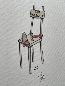 Una silla con un serrucho y un martillo y un cartel que dice «Fui bosque»