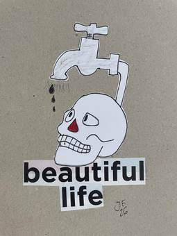Una calavera bajo un grifo que gotea, con el rótulo «beautiful life»