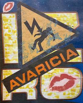 Señal de peligro eléctrico y unos labios pintados sobre letras de rótulo, cruzadas por la palabra «avaricia»