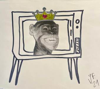 Un mono con corona dentro de un televisor antiguo