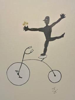 Figura haciendo equilibrios de pie sobre una bicicleta, con flores
