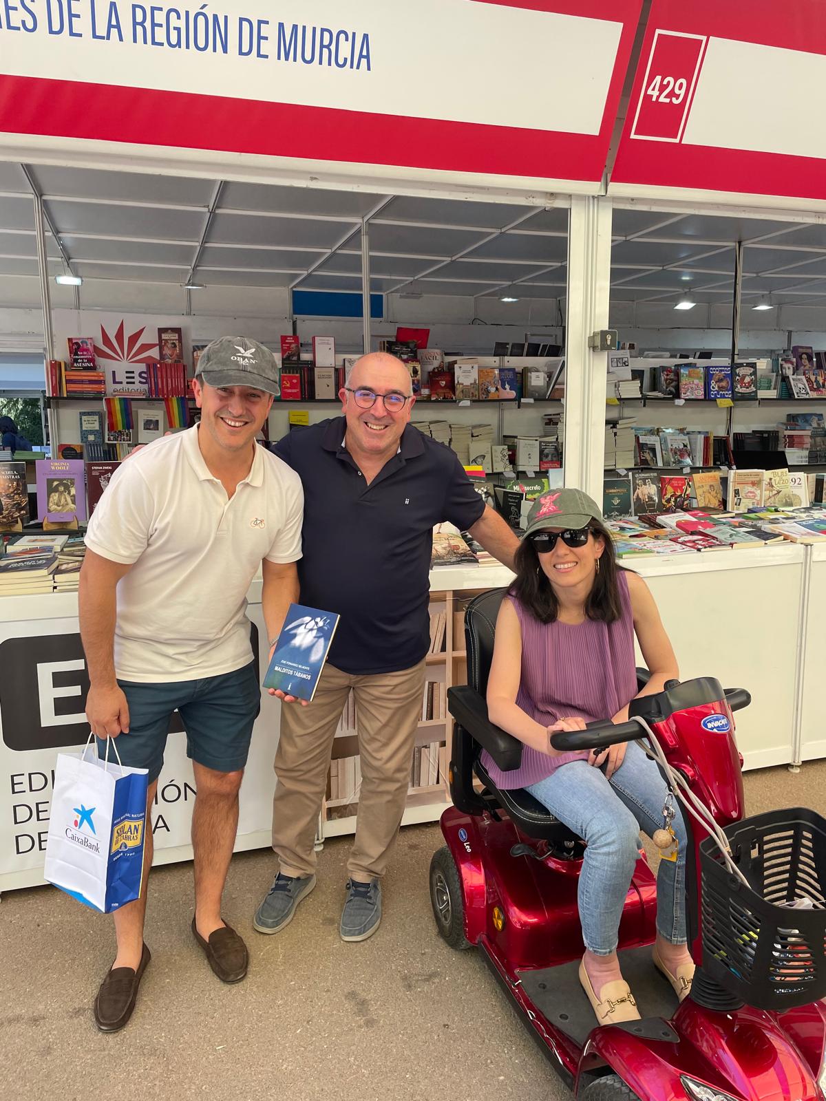 José Fernández Belmonte junto a lectores en la Feria del Libro de Madrid 2026