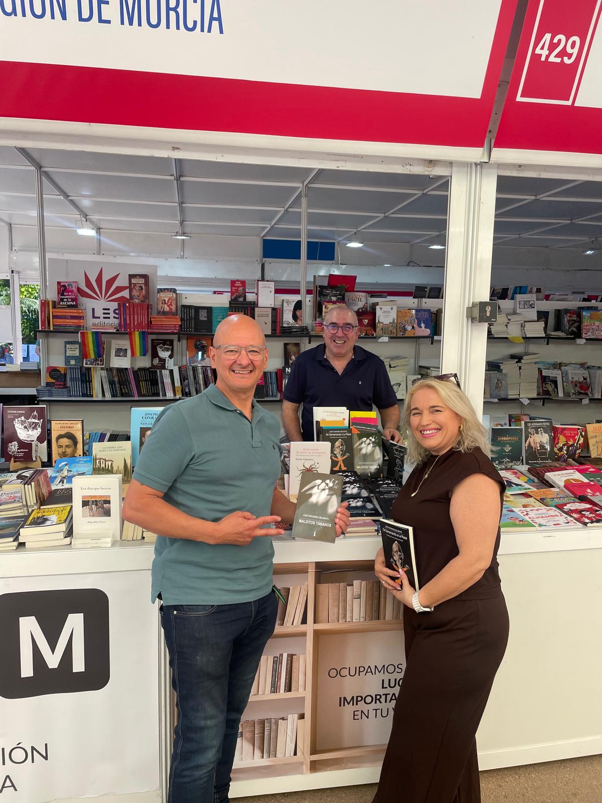 Encuentro con lectores en la caseta de Editores de la Región de Murcia en Madrid 2026